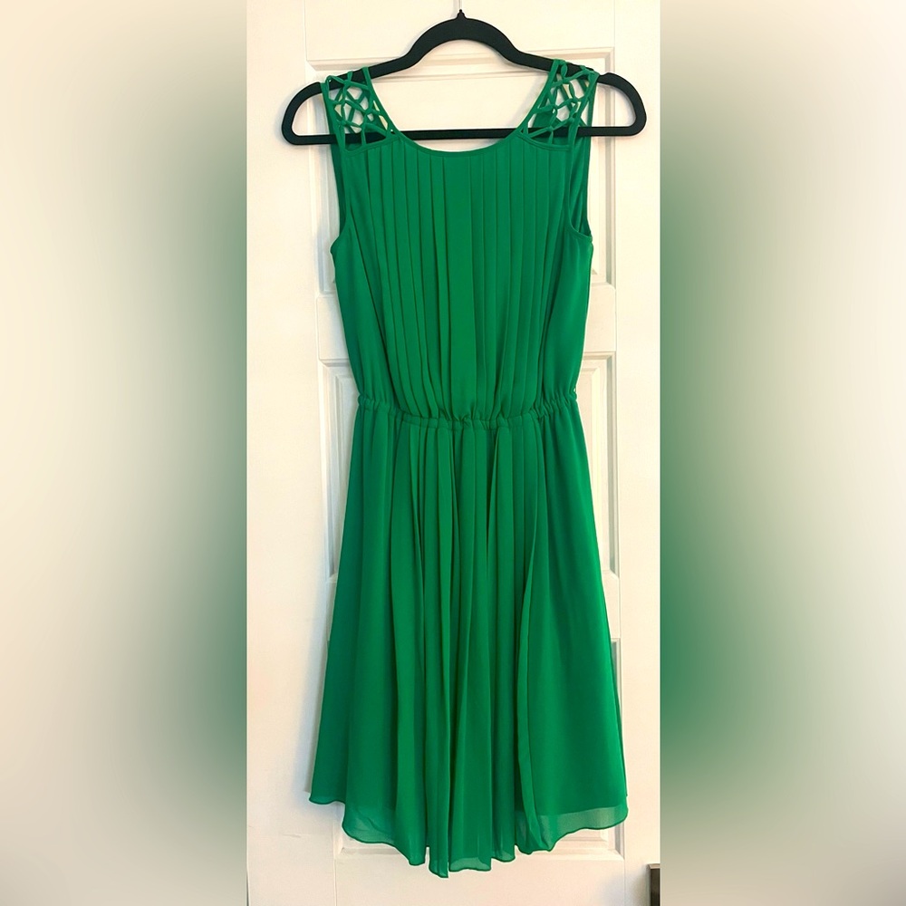 Jessica Simpson size 2 Chic Emerald Dress sleeveless, lined, feminine detailing